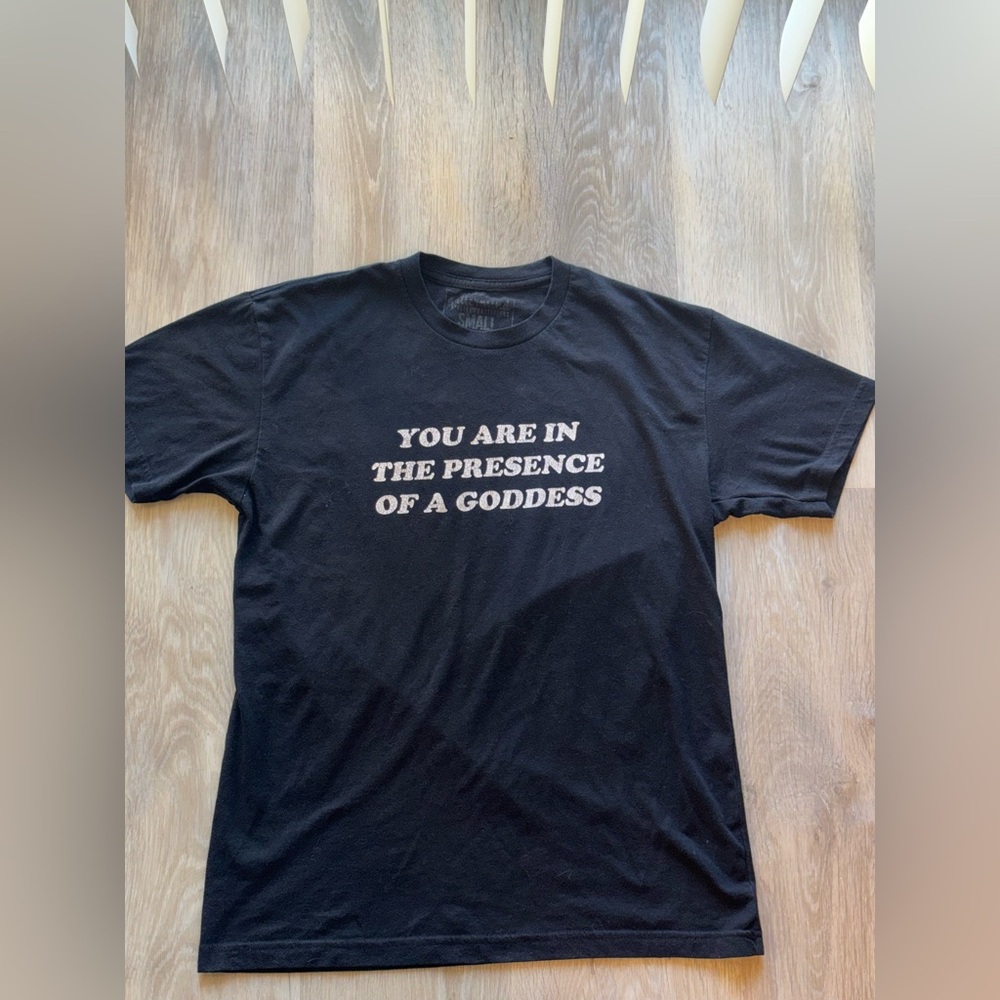 Black “You are in the presence of a goddess” Graphic T-Shirt
